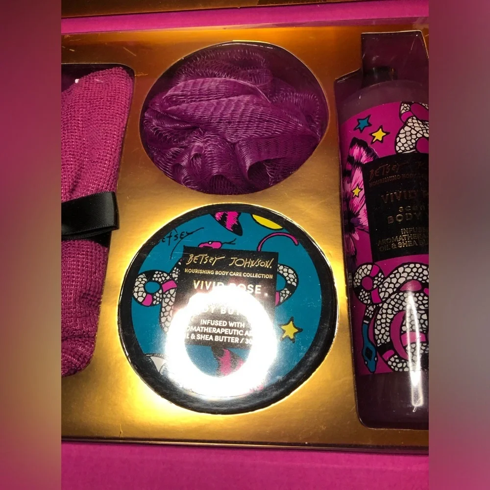 🌺🎀🍬Betsey Johnson Purple/ Magenta Body Wash Collection🎀🍬🌺